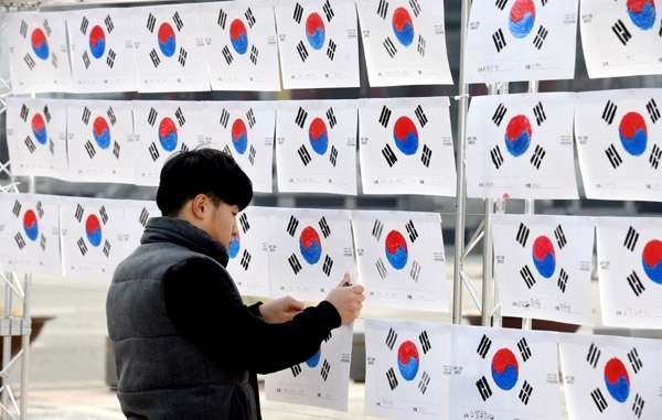 3.1절을 하루 앞 둔 28일 수원 화성행궁광장에서 어린이집과 유치원생들이 손으로 그린 태극기를 걸면서 3.1절 행사준비를 진행하고 있다. 윤원규 수습기자