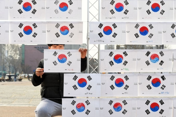 3.1절을 하루 앞 둔 28일 수원 화성행궁광장에서 어린이집과 유치원생들이 손으로 그린 태극기를 걸면서 3.1절 행사준비를 진행하고 있다. 윤원규 수습기자