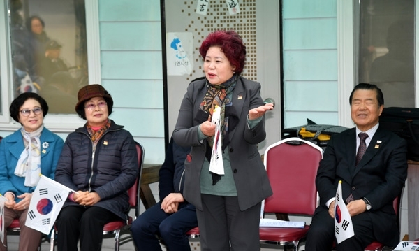 '녹색복지회 20주년 기념식 및 3.1절 100주년 축하행사'가 열린 28일 수원시 장안구 송죽동 복지회 마당에서 이지현 녹색복지회 회장이 인사말을 하고 있다.  녹색복지회는 지난 20년간 지역 노인들을 위해 무료급식 활동을 펼쳐온 봉사단체다. 김시범기자