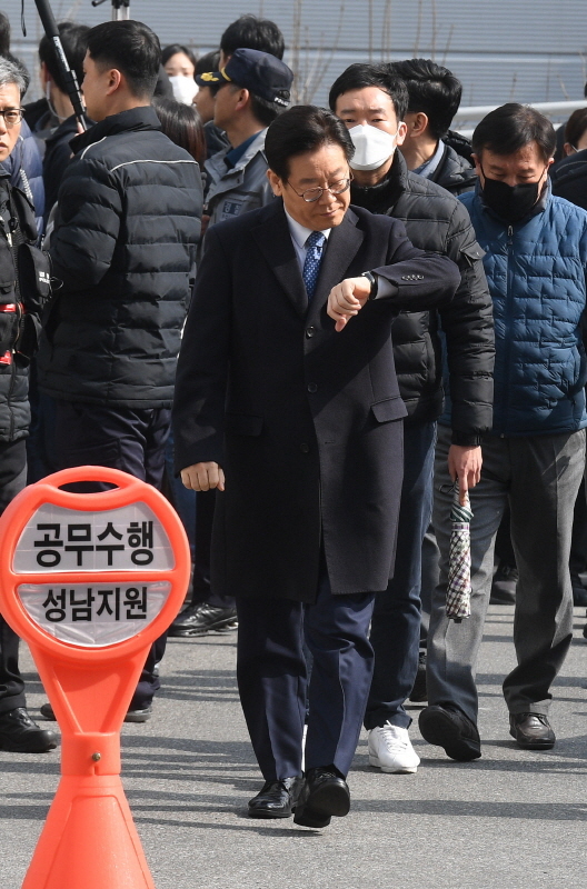 28일 직권남용·공직선거법 위반 혐의로 기소된 이재명 경기도지사가 6차 공판을 위해 성남시 수정구 수원지방법원 성남지원에 출석하고 있다. 윤원규 수습기자
