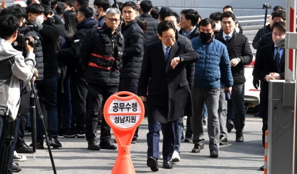 28일 직권남용·공직선거법 위반 혐의로 기소된 이재명 경기도지사가 6차 공판을 위해 성남시 수정구 수원지방법원 성남지원에 출석하고 있다. 윤원규 수습기자