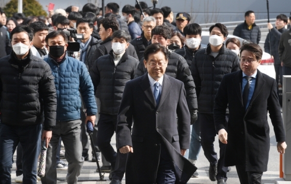 28일 직권남용·공직선거법 위반 혐의로 기소된 이재명 경기도지사가 6차 공판을 위해 성남시 수정구 수원지방법원 성남지원에 출석하고 있다. 윤원규 수습기자