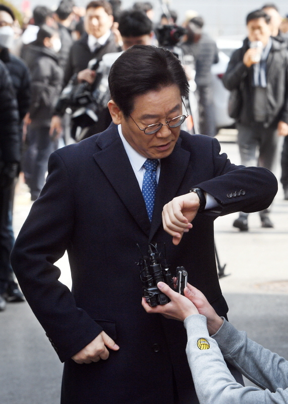 28일 직권남용·공직선거법 위반 혐의로 기소된 이재명 경기도지사가 6차 공판을 위해 성남시 수정구 수원지방법원 성남지원에 출석하고 있다. 윤원규 수습기자