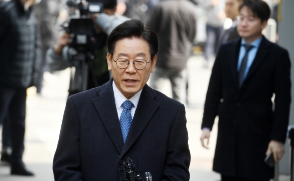 28일 직권남용·공직선거법 위반 혐의로 기소된 이재명 경기도지사가 6차 공판을 위해 성남시 수정구 수원지방법원 성남지원에 출석하고 있다. 윤원규 수습기자
