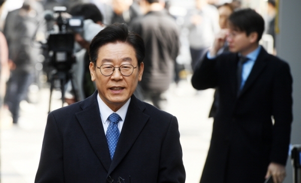 28일 직권남용·공직선거법 위반 혐의로 기소된 이재명 경기도지사가 6차 공판을 위해 성남시 수정구 수원지방법원 성남지원에 출석하고 있다. 윤원규 수습기자