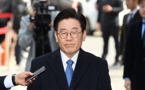 28일 직권남용·공직선거법 위반 혐의로 기소된 이재명 경기도지사가 6차 공판을 위해 성남시 수정구 수원지방법원 성남지원에 출석하고 있다. 윤원규 수습기자
