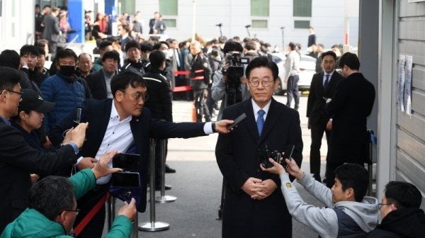 28일 직권남용·공직선거법 위반 혐의로 기소된 이재명 경기도지사가 6차 공판을 위해 성남시 수정구 수원지방법원 성남지원에 출석하며 기자들의 질문을 받고있다. 윤원규 수습기자