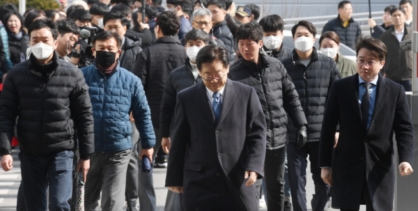 28일 직권남용·공직선거법 위반 혐의로 기소된 이재명 경기도지사가 6차 공판을 위해 성남시 수정구 수원지방법원 성남지원에 출석하고 있다. 윤원규 수습기자