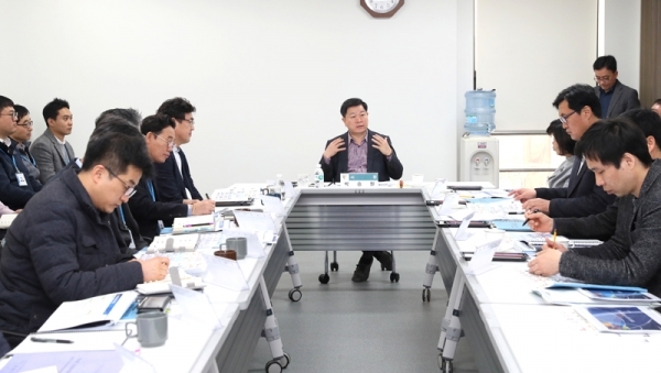 박승원 광명시장이 광명도시공사 회의실에서 산하기관 혁신 보고회를 주재하고 있다. 광명시 제공