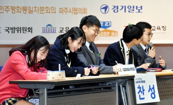 28일 체인지업캠퍼스 파주캠퍼스에서 열린 ‘제8회 전국학생 나라사랑 토론대회’에서 GODS&yess(우성고,안양외고)팀이 “북한의 완전한 비핵화가 이뤄지지 않은 현시점에서 남북 철도 복원 연결 사업은 타당한가?”란 주제로 토론을 하고 있다.전형민기자