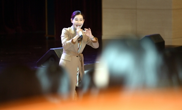 28일 체인지업캠퍼스 파주캠퍼스에서 열린 ‘제8회 전국학생 나라사랑 토론대회’에서 지난 2003년 탈북한  김영옥 평양백두한라예술단장이 “북한을 바로 알면 통일이 보인다”란 주제로 특강을 하고 있다.전형민기자