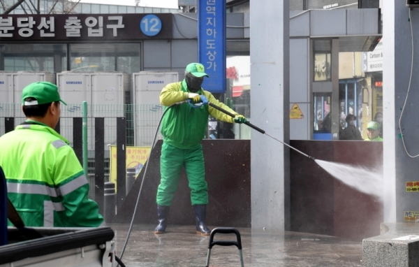 28일 수원시 청소자원과 직원들이 수원역 차없는 거리에서 봄맞이 물청소 작업을 하고 있다. 김시범기자