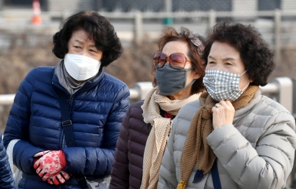 수도권지역에 미세먼지와 초미세먼지가 기승을 부린 28일 수원시 한 거리에서 시민들이 마스크를 쓴 채 걷고 있다. 이날 환경부는 3월 1일에도 수도권에 미세먼지 비상저감조치를 발령했다. 김시범기자