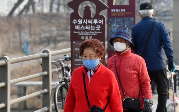 수도권지역에 미세먼지와 초미세먼지가 기승을 부린 28일 수원시 한 거리에서 시민들이 마스크를 쓴 채 걷고 있다. 이날 환경부는 3월 1일에도 수도권에 미세먼지 비상저감조치를 발령했다. 김시범기자