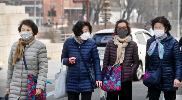수도권지역에 미세먼지와 초미세먼지가 기승을 부린 28일 수원시 한 거리에서 시민들이 마스크를 쓴 채 걷고 있다. 이날 환경부는 3월 1일에도 수도권에 미세먼지 비상저감조치를 발령했다. 김시범기자