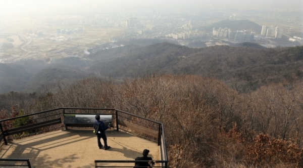 미세먼지 예비비상저감 조치가 발령된 28일 오후 광주시 남한산성 둘레길을 오르는 등산객 너머로 바라본 잠실쪽 도심이 미세먼지로 인해 뿌옇다. 윤원규 수습기자