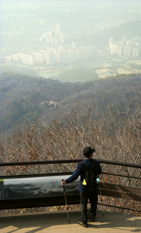 미세먼지 예비비상저감 조치가 발령된 28일 오후 광주시 남한산성 둘레길을 오르는 등산객 너머로 바라본 잠실쪽 도심이 미세먼지로 인해 뿌옇다. 윤원규 수습기자