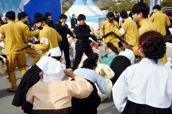 3ㆍ1절을 하루 앞둔 28일 ‘수원시 3ㆍ1운동 100주년 기념 시민문화제’ 최종 리허설이 펼쳐진 수원 화성행궁 광장에서 출연진이 일제강점기 시절 수원지역 독립운동가들의 활약상을 그린 공연을 선보이고 있다. 김시범기자