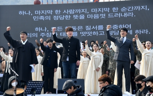 3ㆍ1절을 하루 앞둔 28일 ‘수원시 3ㆍ1운동 100주년 기념 시민문화제’ 최종 리허설이 펼쳐진 수원 화성행궁 광장에서 출연진이 일제강점기 시절 수원지역 독립운동가들의 활약상을 그린 공연을 선보이고 있다. 김시범기자