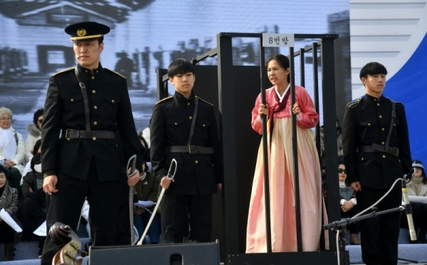 3ㆍ1절을 하루 앞둔 28일 ‘수원시 3ㆍ1운동 100주년 기념 시민문화제’ 최종 리허설이 펼쳐진 수원 화성행궁 광장에서 출연진이 일제강점기 시절 수원지역 독립운동가들의 활약상을 그린 공연을 선보이고 있다. 김시범기자
