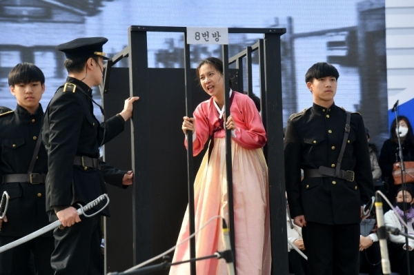 3ㆍ1절을 하루 앞둔 28일 ‘수원시 3ㆍ1운동 100주년 기념 시민문화제’ 최종 리허설이 펼쳐진 수원 화성행궁 광장에서 출연진이 일제강점기 시절 수원지역 독립운동가들의 활약상을 그린 공연을 선보이고 있다. 김시범기자