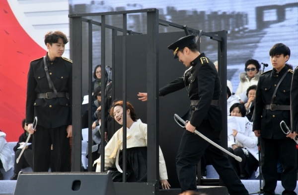 3ㆍ1절을 하루 앞둔 28일 ‘수원시 3ㆍ1운동 100주년 기념 시민문화제’ 최종 리허설이 펼쳐진 수원 화성행궁 광장에서 출연진이 일제강점기 시절 수원지역 독립운동가들의 활약상을 그린 공연을 선보이고 있다. 김시범기자