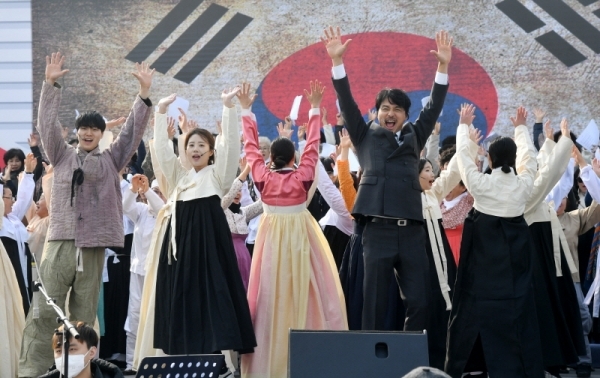 3ㆍ1절을 하루 앞둔 28일 ‘수원시 3ㆍ1운동 100주년 기념 시민문화제’ 최종 리허설이 펼쳐진 수원 화성행궁 광장에서 출연진이 일제강점기 시절 수원지역 독립운동가들의 활약상을 그린 공연을 선보이고 있다. 김시범기자