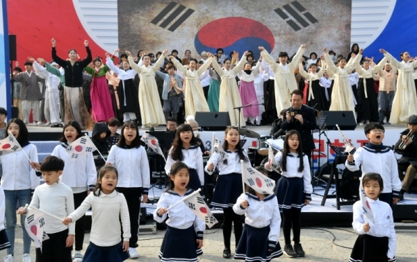 3ㆍ1절을 하루 앞둔 28일 ‘수원시 3ㆍ1운동 100주년 기념 시민문화제’ 최종 리허설이 펼쳐진 수원 화성행궁 광장에서 출연진이 일제강점기 시절 수원지역 독립운동가들의 활약상을 그린 공연을 선보이고 있다. 김시범기자