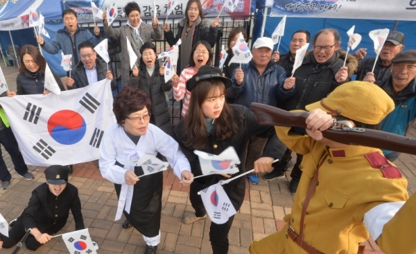 제100주년 삼일절을 하루 앞둔 28일 오후 동인천역 북광장에서 인천국학원 관계자들이 태극기를 흔들며 1일 오전 창영초등학교에서 개최되는 만세운동 시가행진 리허설을 하고 있다. 인천국학원은 창영초등학교에서 개최되는 기념식과 만세운동 시가행진에 참여하며 독도플래시몹&나라사랑태극기공” 무대 공연과 “맨발로 대한독립만세, 희망인천” 부스, “희망인천, 인천사람들의 독립투쟁 기록” 판넬 전시 부스, “독립군 감옥 체험” 부스를 운영할 예정이다.조주현기자