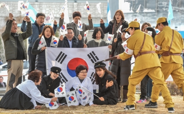 제100주년 삼일절을 하루 앞둔 28일 오후 동인천역 북광장에서 인천국학원 관계자들이 태극기를 흔들며 1일 오전 창영초등학교에서 개최되는 만세운동 시가행진 리허설을 하고 있다. 인천국학원은 창영초등학교에서 개최되는 기념식과 만세운동 시가행진에 참여하며 독도플래시몹&나라사랑태극기공” 무대 공연과 “맨발로 대한독립만세, 희망인천” 부스, “희망인천, 인천사람들의 독립투쟁 기록” 판넬 전시 부스, “독립군 감옥 체험” 부스를 운영할 예정이다.조주현기자