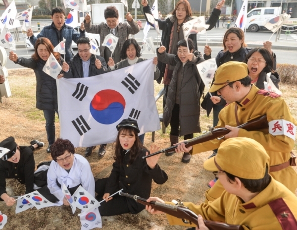 제100주년 삼일절을 하루 앞둔 28일 오후 동인천역 북광장에서 인천국학원 관계자들이 태극기를 흔들며 1일 오전 창영초등학교에서 개최되는 만세운동 시가행진 리허설을 하고 있다. 인천국학원은 창영초등학교에서 개최되는 기념식과 만세운동 시가행진에 참여하며 독도플래시몹&나라사랑태극기공” 무대 공연과 “맨발로 대한독립만세, 희망인천” 부스, “희망인천, 인천사람들의 독립투쟁 기록” 판넬 전시 부스, “독립군 감옥 체험” 부스를 운영할 예정이다.조주현기자
