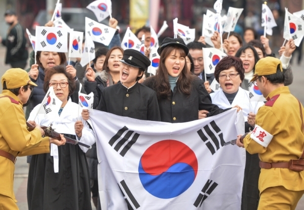 제100주년 삼일절을 하루 앞둔 28일 오후 동인천역 북광장에서 인천국학원 관계자들이 태극기를 흔들며 1일 오전 창영초등학교에서 개최되는 만세운동 시가행진 리허설을 하고 있다. 인천국학원은 창영초등학교에서 개최되는 기념식과 만세운동 시가행진에 참여하며 독도플래시몹&나라사랑태극기공” 무대 공연과 “맨발로 대한독립만세, 희망인천” 부스, “희망인천, 인천사람들의 독립투쟁 기록” 판넬 전시 부스, “독립군 감옥 체험” 부스를 운영할 예정이다.조주현기자