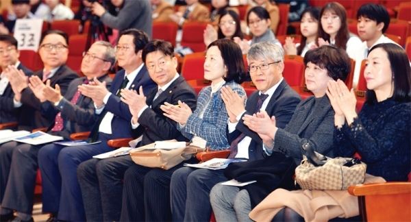 개회식에 참석한 손배찬 파주시의회 의장, 김양한 민주평화통일자문회의 파주시협의회장, 최종식 경기일보 기획이사 등 참석자들이 박수를 치고 있다.