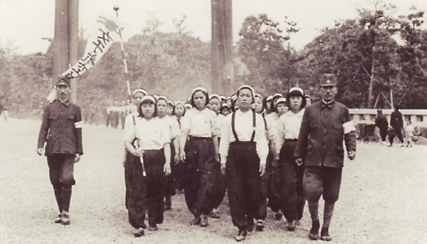 1944년 6월께 인솔자를 따라 나고야시 아쓰다 신궁 참배에 나선 조선여자근로정신대원들. 깃발에 여자항공정이라는 글자가 보인다. 근로정신대 할머니와 함께하는 시민모임 제공