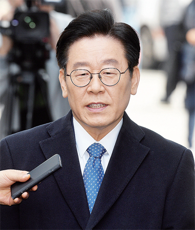 28일 직권남용•공직선거법 위반 혐의로 기소된 이재명 경기도지사가 6차 공판을 위해 성남시 수정구 수원지방법원 성남지원에 출석하고 있다. 윤원규 수습기자