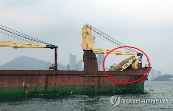 지난달 28일 오후 부산 광안대교와 충돌한 5천998t 러시아 화물선 씨그랜드호 선수 부위 구조물이 파손돼 있다. 씨그랜드호는 광안대교 하판 10∼11번 사이 교각을 들이받았다. 2019.3.1 [부산해양경찰서 제공]