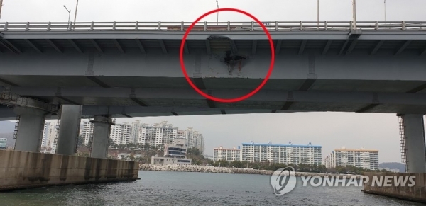 지난달 28일 오후 5천998t 러시아 화물선 씨그랜드호에 들이받힌 부산 광안대교 하판이 파손돼 있다. 씨그랜드호는 부산 광안대교 하판 10∼11번 사이 교각을 들이받았다. 2019.3.1 [부산해양경찰서 제공]