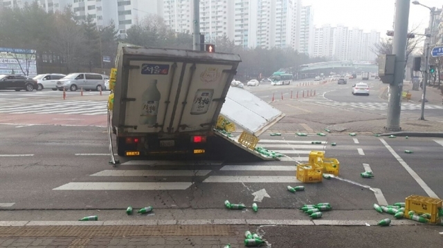 ▲ 용인 영덕동서 막걸리병 수백개 도로로 쏟아져