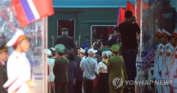 김정은 북한 국무위원장이 중국과 접경지역인 베트남 랑선성 동당역에 도착해 전용열차에 오르고 있다. /연합