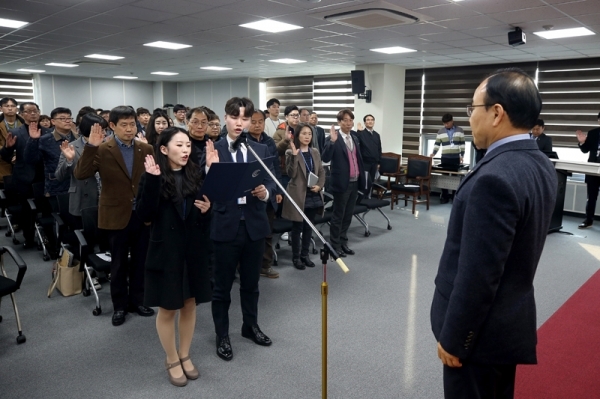 지난달 28일 오후 더함파크에서 열린 수원도시공사 ‘인권경영헌장 선포식’에서 직원대표가 인권경영헌장을 낭독하고 있다. 수원도시공사 제공