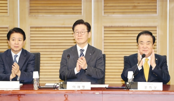 (왼쪽부터) 노웅래 과학기술정보방송통신위원회 위원장과 이재명 경기도지사, 문희상 국회의장(의정부갑)이 지난 1월31일 국회 의원회관에서 열린 ‘지역화폐 활성화 방안 토론회’에 참석해 축하 박수를 치고 있는 모습.