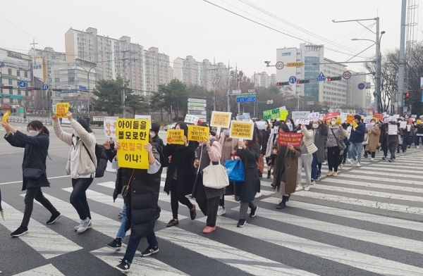 3일 수지구청에서 한유총을 규탄하며 모인 수지지역 학부모들이 구호 제창 후 거리 행진을 하며 유치원 개학 연기를 비판하고 있다. 김승수기자