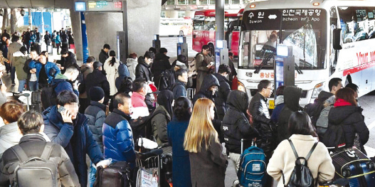 인천국제공항 입국장 앞 버스정류장에서 수원, 안양, 평택 등 경기남부지역으로 가려는 여행객들이 줄지어 서서 버스를 기다리고 있다. 인천 및 김포공항이 이용객 급증으로 오는 2030년께 포화상태가 될 것으로 전망되면서 경기남부지역에 신공항을 건설해야 한다는 목소리가 커지고 있다.