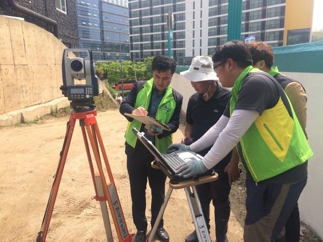 지적기준점 공통점 측량을 하는 모습. 수원시 제공