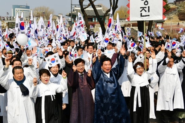 지난 3월1일 수원시에서 열린 ‘3ㆍ1운동 100주년 기념 시민문화제’에서 염태영 수원시장이 만세 운동을 재현하고 있다. 수원시 제공