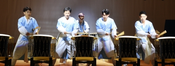제100주년 삼일절 기념식이 지난 1일 경기도경제과학진흥원에서 열렸다. '백년의 역사에서 천년의 미래로'라는 주제로 진행된 기념식에서 개막 공연을 하고있다. 윤원규 수습기자