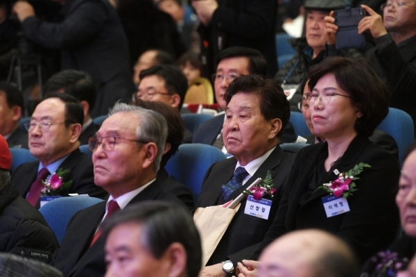 제100주년 삼일절 기념식이 지난 1일 경기도경제과학진흥원에서 열렸다. '백년의 역사에서 천년의 미래로'라는 주제로 진행된 기념식에 신항철 경기일보 대표이사 사장이 참여하였다. 윤원규 수습기자