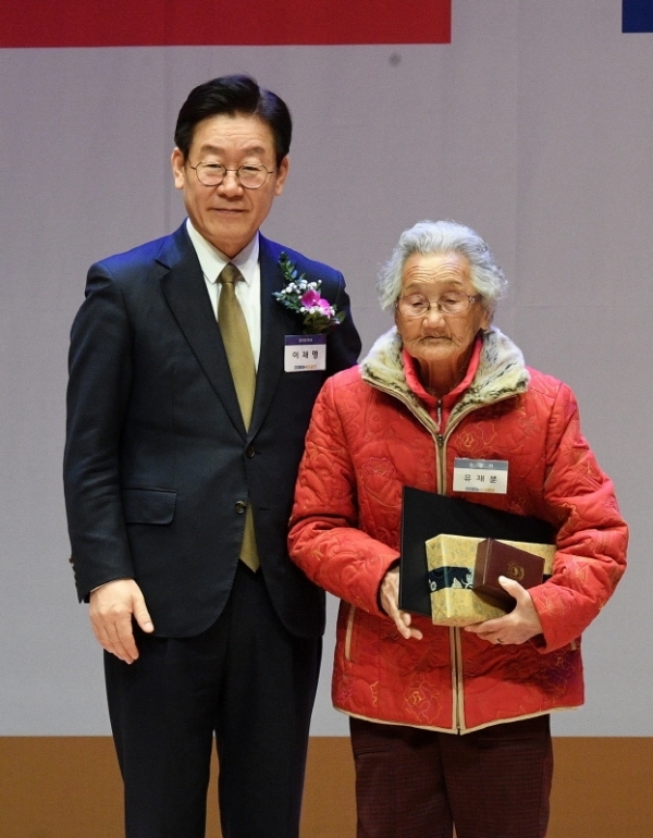 제100주년 삼일절 기념식이 지난 1일 경기도경제과학진흥원에서 열렸다. '백년의 역사에서 천년의 미래로'라는 주제로 진행된 기념식에서 이재명 경기도지사가 수상자에게 표창과 기념품을 증정하고있다. 윤원규 수습기자
