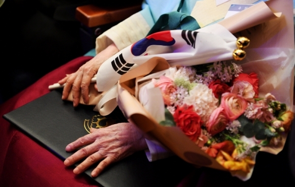 제100주년 삼일절 기념식이 지난 1일 경기도경제과학진흥원에서 열렸다. '백년의 역사에서 천년의 미래로'라는 주제로 진행된 기념식에서 표창을 받은 한 유공자의 후손의 손을 찍었다. 윤원규 수습기자