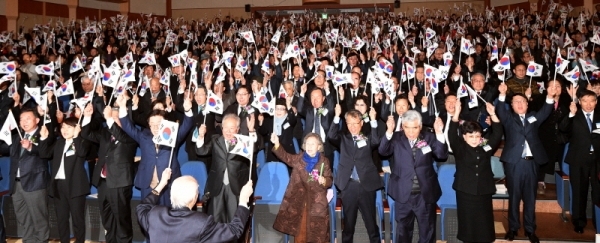 제100주년 삼일절 기념식이 지난 1일 경기도경제과학진흥원에서 열렸다. '백년의 역사에서 천년의 미래로'라는 주제로 진행된 기념식에서 참가자들이 만세삼창을 하고있다. 윤원규 수습기자